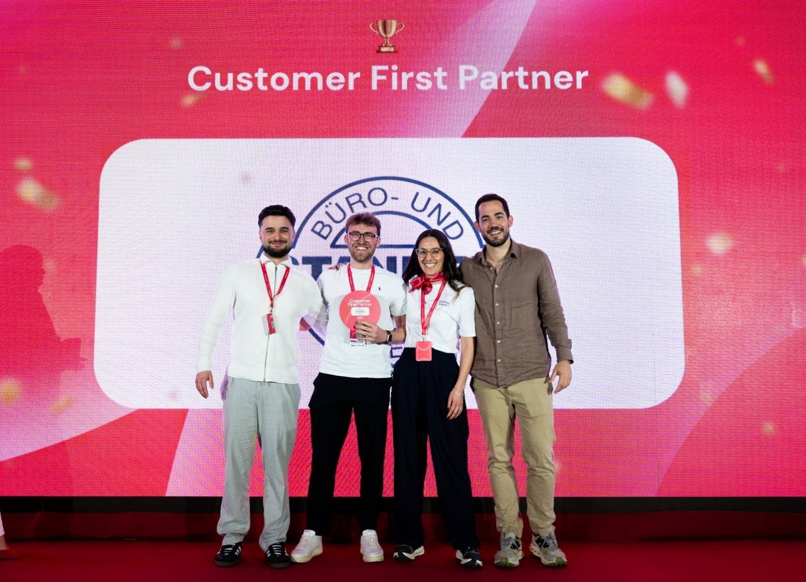 Vier Mitarbeitende von Stannek bei der Auszeichnung als Factorial Customer First Partner